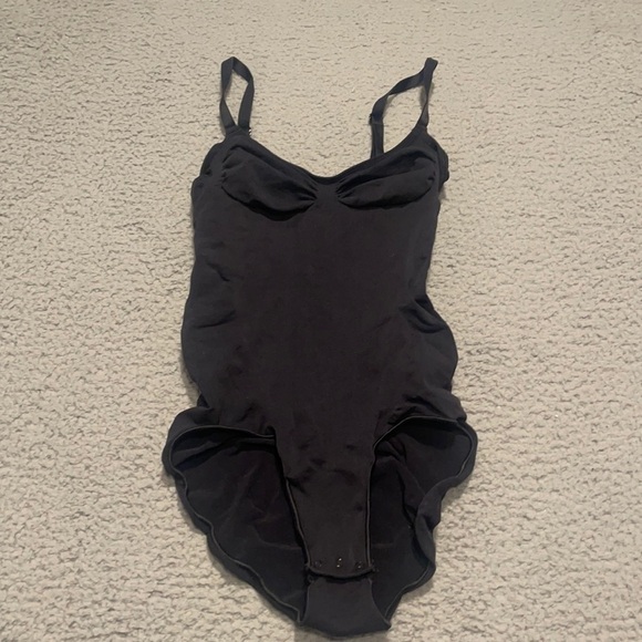 SKIMS Sculpting Seamless Mid Thigh Bodysuit sz L - Picture 3 of 6